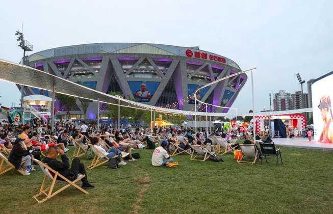 (251005) -- BEIJING, Oct. 5, 2025 -- Spectators watch the match outside the court at 2025 China Open tennis tournament in Beijing, China, Oct. 1, 2025. ) Xinhua Headlines: Sports events ignite new engine for China s holiday economy DuxXinyi 