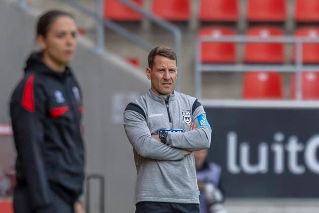 Ingolstadt, Deutschland 04. Oktober 2025: 3. Liga - 2025 2026 - FC Ingolstadt 04 vs. SSV Ulm Im Bild: Trainer Moritz Glasbrenner (SSV) DFB regulations prohibit any use of photographs as image sequences and or quasi-video Audi Sportpark Bayern Copyright: xFotostandx xSchäferx