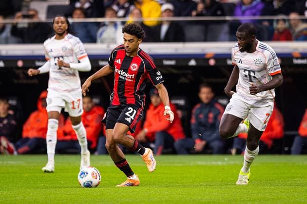 04.10.2025, xovx, Fußball Bundesliga, Eintracht Frankfurt - FC Bayern München v.l. Nathaniel Brown (Eintracht Frankfurt), Dayot Upamecano (FC Bayern München) (DFL DFB REGULATIONS PROHIBIT ANY USE OF PHOTOGRAPHS as IMAGE SEQUENCES and or QUASI-VIDEO) emspor Frankfurt am Main