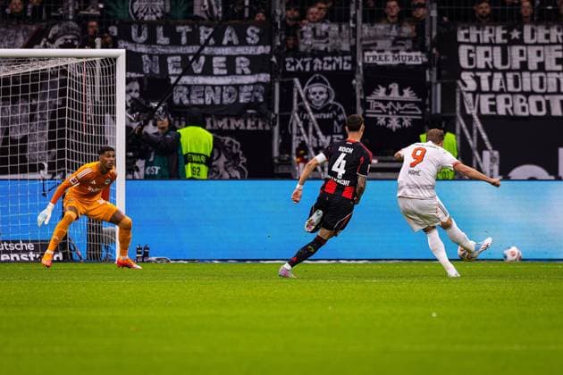 04.10.2025, xovx, Fußball Bundesliga, Eintracht Frankfurt - FC Bayern München v.l. Kaua Santos (Eintracht Frankfurt), Robin Koch (Eintracht Frankfurt), Harry Kane (FC Bayern München) mit dem Tor zum 2:0, das wegen Abseits aber nicht zählt. (DFL DFB REGULATIONS PROHIBIT ANY USE OF PHOTOGRAPHS as IMAGE SEQUENCES and or QUASI-VIDEO) emspor Frankfurt am Main
