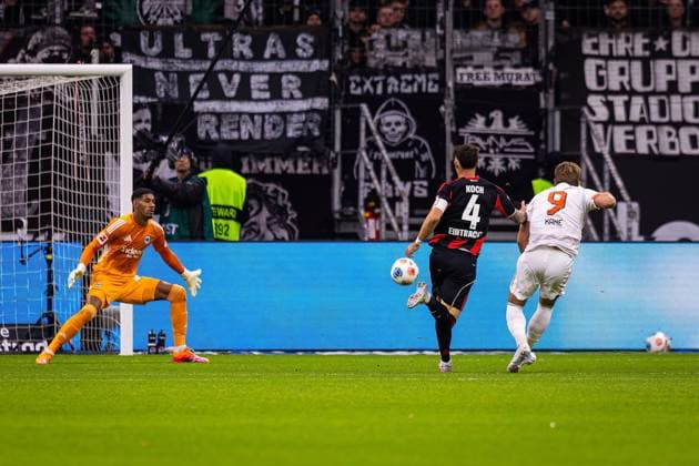 04.10.2025, xovx, Fußball Bundesliga, Eintracht Frankfurt - FC Bayern München v.l. Kaua Santos (Eintracht Frankfurt), Robin Koch (Eintracht Frankfurt), Harry Kane (FC Bayern München) mit dem Tor zum 2:0, das wegen Abseits aber nicht zählt. (DFL DFB REGULATIONS PROHIBIT ANY USE OF PHOTOGRAPHS as IMAGE SEQUENCES and or QUASI-VIDEO) emspor Frankfurt am Main