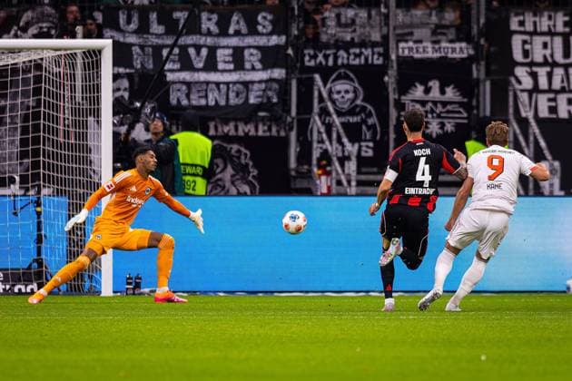 04.10.2025, xovx, Fußball Bundesliga, Eintracht Frankfurt - FC Bayern München v.l. Kaua Santos (Eintracht Frankfurt), Robin Koch (Eintracht Frankfurt), Harry Kane (FC Bayern München) mit dem Tor zum 2:0, das wegen Abseits aber nicht zählt. (DFL DFB REGULATIONS PROHIBIT ANY USE OF PHOTOGRAPHS as IMAGE SEQUENCES and or QUASI-VIDEO) emspor Frankfurt am Main