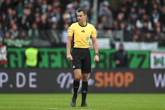 04.10.2025, xjcx, Herren, Fussball, Saison 2025 2026, 3. Liga, 10. Spieltag: 1. FC Schweinfurt 1905 - SC Verl Schiedsrichter Konrad Oldhafer (SC Poppenbüttel) gestikuliert, Arme, Hände, gibt Anweisungen, DFL DFB REGULATES PROHIBIT ANY USE OF PHOTOGRAPHS AS IMAGE SEQUENCES AND OR QUASI-VIDEO Schweinfurt Sachs-Stadion Bayern Deutschland