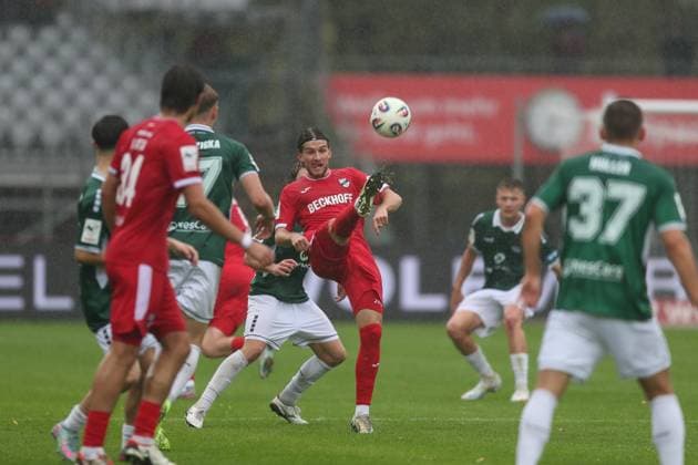 04.10.2025, xjcx, Herren, Fussball, Saison 2025 2026, 3. Liga, 10. Spieltag: 1. FC Schweinfurt 1905 - SC Verl Julian Stark ( 7, SC Verl), DFL DFB REGULATES PROHIBIT ANY USE OF PHOTOGRAPHS AS IMAGE SEQUENCES AND OR QUASI-VIDEO Schweinfurt Sachs-Stadion Bayern Deutschland