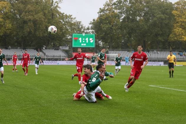 04.10.2025, xjcx, Herren, Fussball, Saison 2025 2026, 3. Liga, 10. Spieltag: 1. FC Schweinfurt 1905 - SC Verl Fynn Otto ( 34, SC Verl) stoppt Michael Dellinger ( 10, 1. FC Schweinfurt 1905), DFL DFB REGULATES PROHIBIT ANY USE OF PHOTOGRAPHS AS IMAGE SEQUENCES AND OR QUASI-VIDEO Schweinfurt Sachs-Stadion Bayern Deutschland