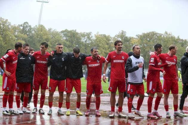 04.10.2025, xjcx, Herren, Fussball, Saison 2025 2026, 3. Liga, 10. Spieltag: 1. FC Schweinfurt 1905 - SC Verl Der SC Verl feiert den Auswärtssieg vor den mitgereisten Fans, DFL DFB REGULATES PROHIBIT ANY USE OF PHOTOGRAPHS AS IMAGE SEQUENCES AND OR QUASI-VIDEO Schweinfurt Sachs-Stadion Bayern Deutschland