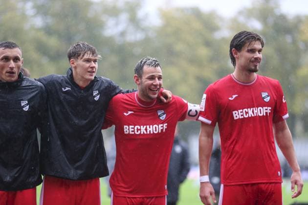 04.10.2025, xjcx, Herren, Fussball, Saison 2025 2026, 3. Liga, 10. Spieltag: 1. FC Schweinfurt 1905 - SC Verl Der SC Verl feiert den Auswärtssieg vor den mitgereisten Fans, DFL DFB REGULATES PROHIBIT ANY USE OF PHOTOGRAPHS AS IMAGE SEQUENCES AND OR QUASI-VIDEO Schweinfurt Sachs-Stadion Bayern Deutschland