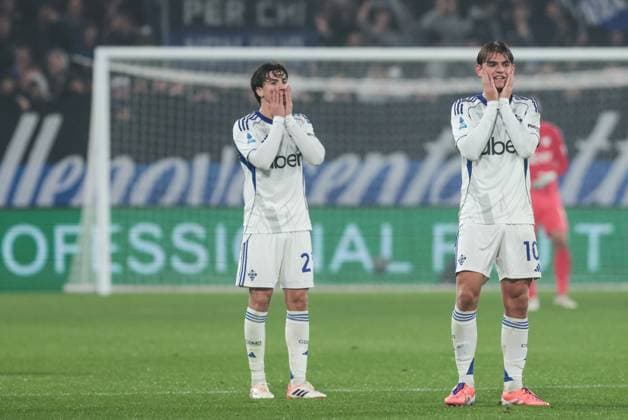 Atalanta BC v Como 1907 - Serie A Nicolas Paz (Como 1907) and Maximo Perrone (Como 1907) express disappointment during the Serie A football match between Atalanta BC and Como 1907 in Bergamo, Italy, on October 4, 2025, at New Balance Arena. Bergamo Italy  Copyright: xEmanuelexComincinix originalFilename:comincini-atalanta251004_npTl3.jpg
