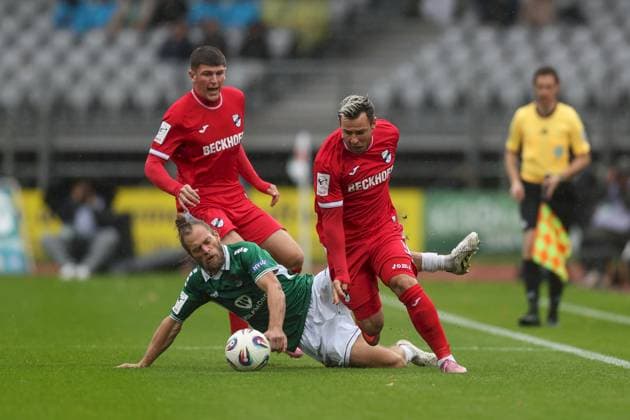 04.10.2025, xjcx, Herren, Fussball, Saison 2025 2026, 3. Liga, 10. Spieltag: 1. FC Schweinfurt 1905 - SC Verl Kristian Böhnlein ( 13, 1. FC Schweinfurt 1905) und Niko Kijewski ( 19, SC Verl), DFL DFB REGULATES PROHIBIT ANY USE OF PHOTOGRAPHS AS IMAGE SEQUENCES AND OR QUASI-VIDEO Schweinfurt Sachs-Stadion Bayern Deutschland