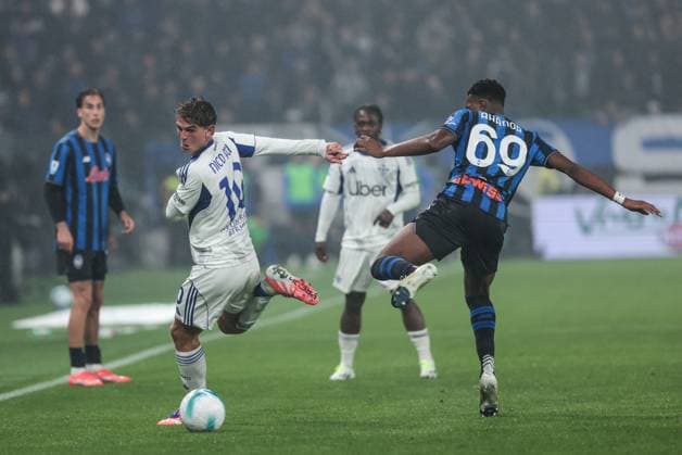 Atalanta BC v Como 1907 - Serie A The contrast between Nicolas Paz (Como 1907) and Honest Ahanor (Atalanta BC) occurs during the Serie A football match between Atalanta BC and Como 1907 in Bergamo, Italy, on October 4, 2025, at New Balance Arena. Bergamo Italy  Copyright: xEmanuelexComincinix originalFilename:comincini-atalanta251004_npxhD.jpg