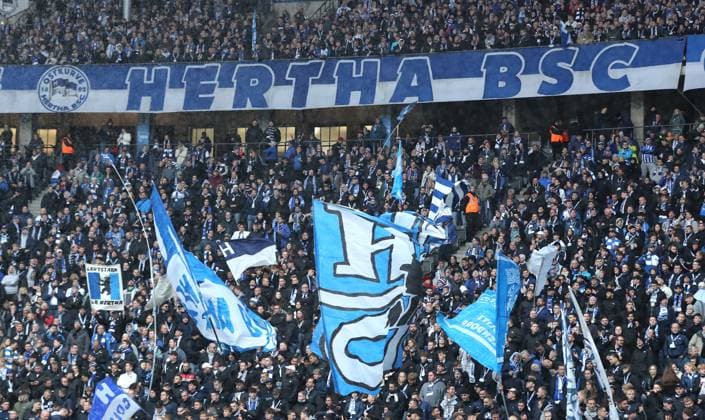 Herthafans in der Ostkurve Fußball Fussball DFL 2.Bundesliga Herren 8. Spieltag Saison 2025 2026 04.10.2025 Hertha BSC Berlin vs. Preußen Münster DFL regulations prohibit any use of photographs as image sequences and or quasi-video