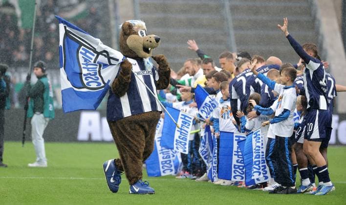 Maskottchen Herthinho und Hertha Mannschaft bei der Begrüßung vor Spielbeginn Fußball Fussball DFL 2.Bundesliga Herren 8. Spieltag Saison 2025 2026 04.10.2025 Hertha BSC Berlin vs. Preußen Münster DFL regulations prohibit any use of photographs as image sequences and or quasi-video