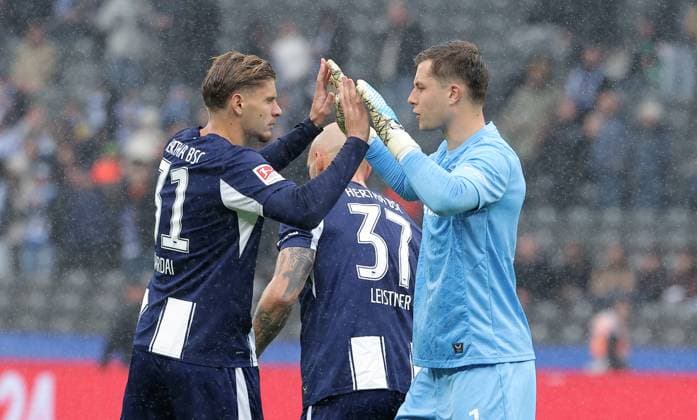 Marton Dardai klatscht ab mit Torwart Tjark Ernst vor dem Spiel Aktion Oberkörper Fußball Fussball DFL 2.Bundesliga Herren 8. Spieltag Saison 2025 2026 04.10.2025 Hertha BSC Berlin vs. Preußen Münster DFL regulations prohibit any use of photographs as image sequences and or quasi-video