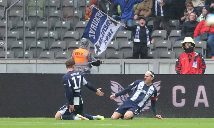 Fabian Reese jubelt verfrüht nach Abseitstor zum 1:0 mit Sebastian Grönning Freude Emotion Jubel Fußball Fussball DFL 2.Bundesliga Herren 8. Spieltag Saison 2025 2026 04.10.2025 Hertha BSC Berlin vs. Preußen Münster DFL regulations prohibit any use of photographs as image sequences and or quasi-video