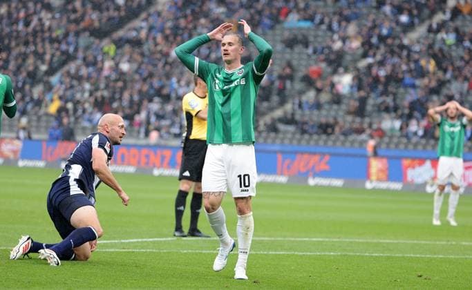 Marvin Schulz enttäuscht nach vergebener Torchance Enttäuschung Fußball Fussball DFL 2.Bundesliga Herren 8. Spieltag Saison 2025 2026 04.10.2025 Hertha BSC Berlin vs. Preußen Münster DFL regulations prohibit any use of photographs as image sequences and or quasi-video