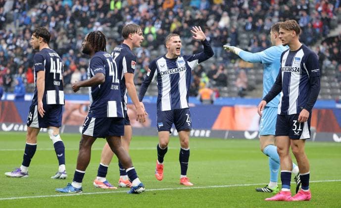 Linus Gechter, Deyovaisio Zeefuik, Kennet Eichhorn, Marten Winkler jubelt nach Parade von Torwart Tjark Ernst, Marton Dardai Freude Emotion Jubel Fußball Fussball DFL 2.Bundesliga Herren 8. Spieltag Saison 2025 2026 04.10.2025 Hertha BSC Berlin vs. Preußen Münster DFL regulations prohibit any use of photographs as image sequences and or quasi-video