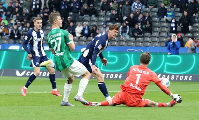 Jano ter Horst, Sebastian Grönning, Torwart Johannes Schenk pariert Zweikampf Spielszene Aktion Fußball Fussball DFL 2.Bundesliga Herren 8. Spieltag Saison 2025 2026 04.10.2025 Hertha BSC Berlin vs. Preußen Münster DFL regulations prohibit any use of photographs as image sequences and or quasi-video