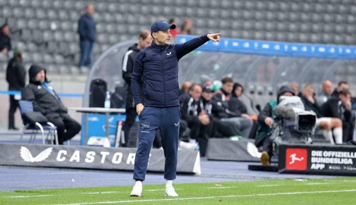 Trainer Stefan Leitl zeigend, gestikulierend Einzelbild Freisteller Aktion Fußball Fussball DFL 2.Bundesliga Herren 8. Spieltag Saison 2025 2026 04.10.2025 Hertha BSC Berlin vs. Preußen Münster DFL regulations prohibit any use of photographs as image sequences and or quasi-video