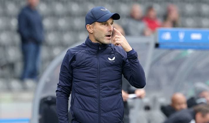 Trainer Stefan Leitl zeigend, gestikulierend Aktion Oberkörper Fußball Fussball DFL 2.Bundesliga Herren 8. Spieltag Saison 2025 2026 04.10.2025 Hertha BSC Berlin vs. Preußen Münster DFL regulations prohibit any use of photographs as image sequences and or quasi-video