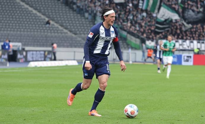 Fabian Reese am Ball Einzelbild Freisteller Aktion Fußball Fussball DFL 2.Bundesliga Herren 8. Spieltag Saison 2025 2026 04.10.2025 Hertha BSC Berlin vs. Preußen Münster DFL regulations prohibit any use of photographs as image sequences and or quasi-video