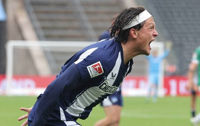 Fabian Reese schimpft mit Mitspielern Aktion Oberkörper Fußball Fussball DFL 2.Bundesliga Herren 8. Spieltag Saison 2025 2026 04.10.2025 Hertha BSC Berlin vs. Preußen Münster DFL regulations prohibit any use of photographs as image sequences and or quasi-video