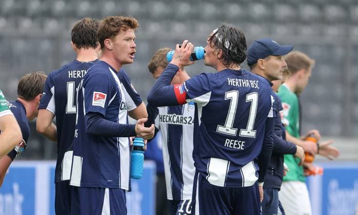 Sebastian Grönning redet mit Fabian Reese Aktion Oberkörper Fußball Fussball DFL 2.Bundesliga Herren 8. Spieltag Saison 2025 2026 04.10.2025 Hertha BSC Berlin vs. Preußen Münster DFL regulations prohibit any use of photographs as image sequences and or quasi-video