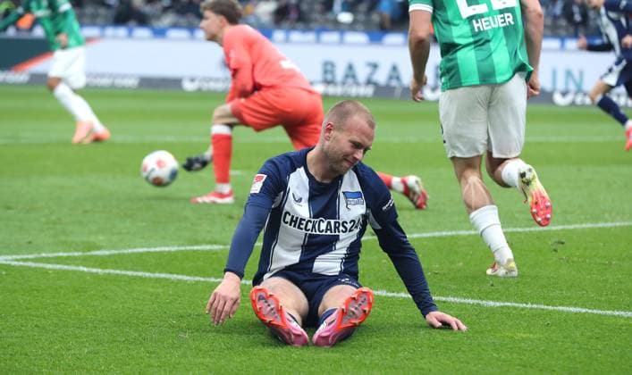 Jon Dagur Thorsteinsson enttäuscht nach vergebener Torchance Enttäuschung Fußball Fussball DFL 2.Bundesliga Herren 8. Spieltag Saison 2025 2026 04.10.2025 Hertha BSC Berlin vs. Preußen Münster DFL regulations prohibit any use of photographs as image sequences and or quasi-video