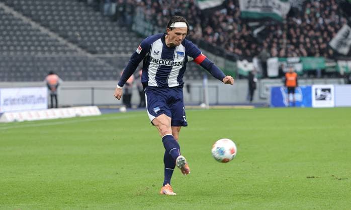 Fabian Reese am Ball Einzelbild Freisteller Aktion Fußball Fussball DFL 2.Bundesliga Herren 8. Spieltag Saison 2025 2026 04.10.2025 Hertha BSC Berlin vs. Preußen Münster DFL regulations prohibit any use of photographs as image sequences and or quasi-video