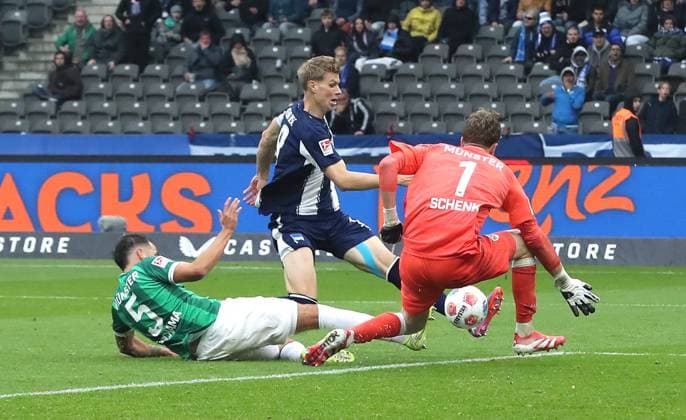 Yassine Bouchama, Luca Schuler, Torwart Johannes Schenk Zweikampf Spielszene Aktion Fußball Fussball DFL 2.Bundesliga Herren 8. Spieltag Saison 2025 2026 04.10.2025 Hertha BSC Berlin vs. Preußen Münster DFL regulations prohibit any use of photographs as image sequences and or quasi-video