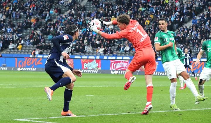 Fabian Reese, Torwart Johannes Schenk fängt den Ball Zweikampf Spielszene Aktion Fußball Fussball DFL 2.Bundesliga Herren 8. Spieltag Saison 2025 2026 04.10.2025 Hertha BSC Berlin vs. Preußen Münster DFL regulations prohibit any use of photographs as image sequences and or quasi-video