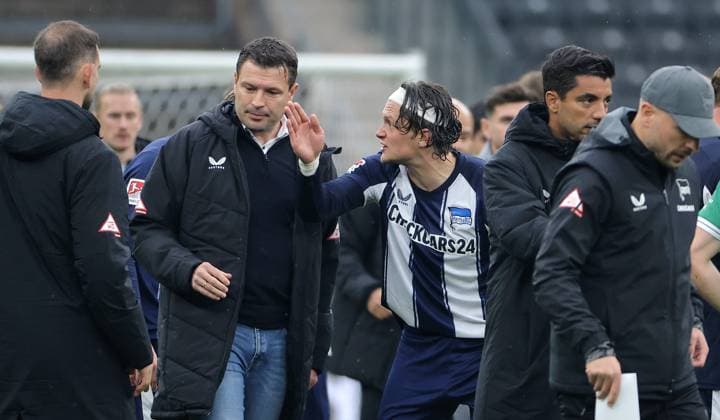 Fabian Reese redet aufgeregt mit Sportdirektor Benjamin Weber nach Spielende Aktion Oberkörper Fußball Fussball DFL 2.Bundesliga Herren 8. Spieltag Saison 2025 2026 04.10.2025 Hertha BSC Berlin vs. Preußen Münster DFL regulations prohibit any use of photographs as image sequences and or quasi-video