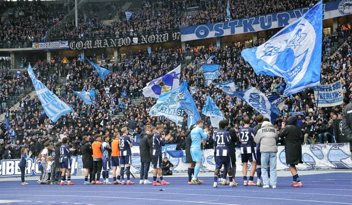 Hertha Mannschaft feiert Sieg vor den Fans Freude Emotion Jubel Schlußjubel Fußball Fussball DFL 2.Bundesliga Herren 8. Spieltag Saison 2025 2026 04.10.2025 Hertha BSC Berlin vs. Preußen Münster DFL regulations prohibit any use of photographs as image sequences and or quasi-video