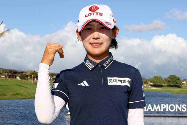 October 4, 2025 - Youmin Hwang celebrates after winning the 2025 LOTTE Championship Presented By Hoakalei at Hoakalei Country Club in Ewa Beach, HI - CSM Ewa Beach USA - ZUMAc04_ 20251004_zma_c04_343 Copyright: xAndrewxLeex
