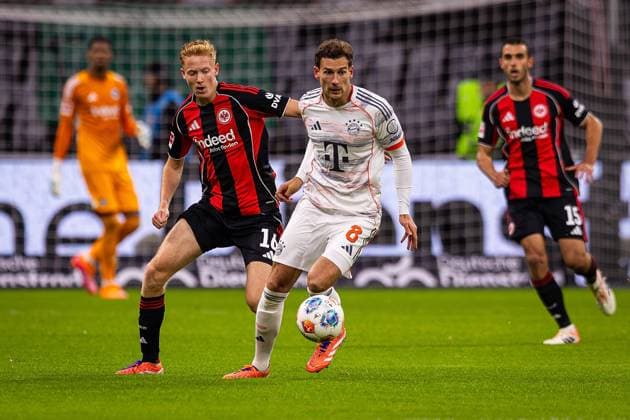 04.10.2025, xovx, Fußball Bundesliga, Eintracht Frankfurt - FC Bayern München v.l. Hugo Larsson (Eintracht Frankfurt), Leon Goretzka (FC Bayern München) (DFL DFB REGULATIONS PROHIBIT ANY USE OF PHOTOGRAPHS as IMAGE SEQUENCES and or QUASI-VIDEO) emspor Frankfurt am Main