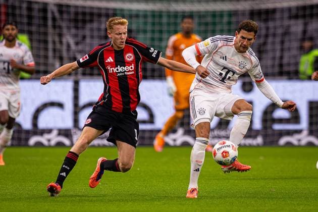 04.10.2025, xovx, Fußball Bundesliga, Eintracht Frankfurt - FC Bayern München v.l. Hugo Larsson (Eintracht Frankfurt), Leon Goretzka (FC Bayern München) (DFL DFB REGULATIONS PROHIBIT ANY USE OF PHOTOGRAPHS as IMAGE SEQUENCES and or QUASI-VIDEO) emspor Frankfurt am Main