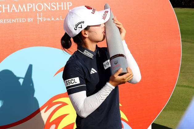 October 4, 2025 - Youmin Hwang celebrates after winning the 2025 LOTTE Championship Presented By Hoakalei at Hoakalei Country Club in Ewa Beach, HI - CSM Ewa Beach USA - ZUMAc04_ 20251004_zma_c04_346 Copyright: xAndrewxLeex