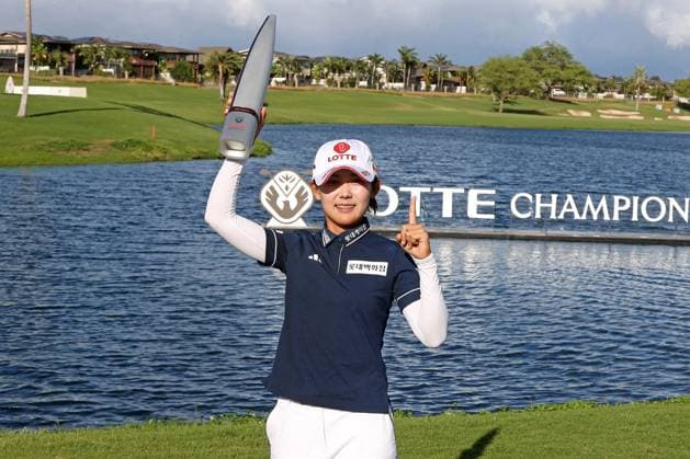 October 4, 2025 - Youmin Hwang celebrates after winning the 2025 LOTTE Championship Presented By Hoakalei at Hoakalei Country Club in Ewa Beach, HI - CSM Ewa Beach USA - ZUMAc04_ 20251004_zma_c04_350 Copyright: xAndrewxLeex