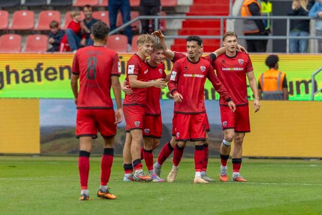 Ingolstadt, Deutschland 04. Oktober 2025: 3. Liga - 2025 2026 - FC Ingolstadt 04 vs. SSV Ulm Im Bild: 3. v.li. Torschütze Davide-Danilo Sekulovic (FCI) jubelt nach seinem Tor zum 4:1 mit seinen Mannschaftskollegen, DFB regulations prohibit any use of photographs as image sequences and or quasi-video Audi Sportpark Bayern Copyright: xFotostandx xSchäferx