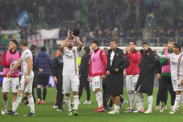 FC Inter vs US Cremonese Italy, Milan, 2025 10 04: players of US Cremonese, after the defeated, greet the fans in the stands at the end of soccer game FC Inter vs US Cremonese, Serie A Enilive 2025-2026 day 6 at San Siro Stadium Milan Lombardy Italy Copyright: xFabrizioxAndreaxBertanix