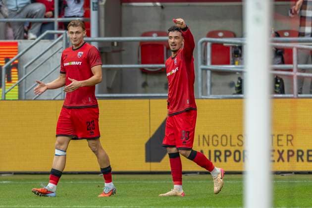 Ingolstadt, Deutschland 04. Oktober 2025: 3. Liga - 2025 2026 - FC Ingolstadt 04 vs. SSV Ulm Im Bild: 2. v.li. Torschütze Davide-Danilo Sekulovic (FCI) jubelt nach seinem Tor zum 4:1 mit seinen Mannschaftskollegen, DFB regulations prohibit any use of photographs as image sequences and or quasi-video Audi Sportpark Bayern Copyright: xFotostandx xSchäferx