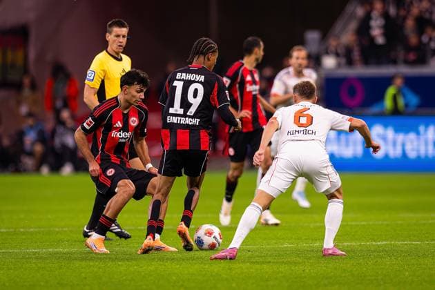04.10.2025, xovx, Fußball Bundesliga, Eintracht Frankfurt - FC Bayern München v.l. Can Uzun (Eintracht Frankfurt), Jean-Matteo Bahoya (Eintracht Frankfurt), Joshua Kimmich (FC Bayern München) (DFL DFB REGULATIONS PROHIBIT ANY USE OF PHOTOGRAPHS as IMAGE SEQUENCES and or QUASI-VIDEO) emspor Frankfurt am Main