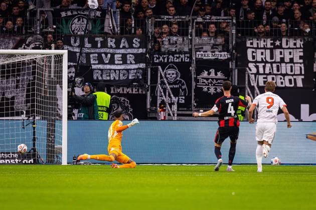 04.10.2025, xovx, Fußball Bundesliga, Eintracht Frankfurt - FC Bayern München v.l. Kaua Santos (Eintracht Frankfurt), Robin Koch (Eintracht Frankfurt), Harry Kane (FC Bayern München) mit dem vermeintlichen Tor zum 2:0, das wegen Abseits nicht zählt (DFL DFB REGULATIONS PROHIBIT ANY USE OF PHOTOGRAPHS as IMAGE SEQUENCES and or QUASI-VIDEO) emspor Frankfurt am Main