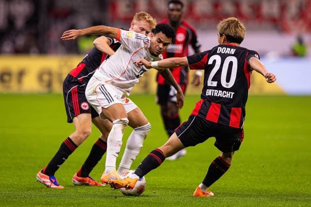 04.10.2025, xovx, Fußball Bundesliga, Eintracht Frankfurt - FC Bayern München v.l. Hugo Larsson (Eintracht Frankfurt), Luis DIaz (FC Bayern München), Ritsu Doan (Eintracht Frankfurt) (DFL DFB REGULATIONS PROHIBIT ANY USE OF PHOTOGRAPHS as IMAGE SEQUENCES and or QUASI-VIDEO) emspor Frankfurt am Main