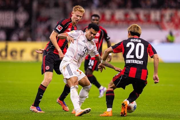 04.10.2025, xovx, Fußball Bundesliga, Eintracht Frankfurt - FC Bayern München v.l. Hugo Larsson (Eintracht Frankfurt), Luis DIaz (FC Bayern München), Ritsu Doan (Eintracht Frankfurt) (DFL DFB REGULATIONS PROHIBIT ANY USE OF PHOTOGRAPHS as IMAGE SEQUENCES and or QUASI-VIDEO) emspor Frankfurt am Main