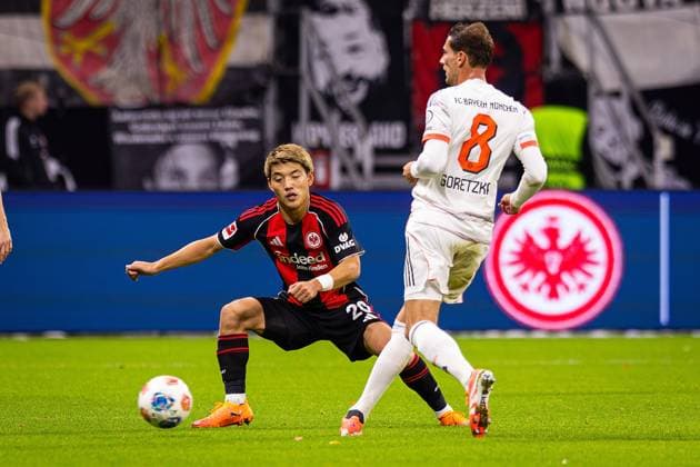 04.10.2025, xovx, Fußball Bundesliga, Eintracht Frankfurt - FC Bayern München v.l. Ritsu Doan (Eintracht Frankfurt), Leon Goretzka (FC Bayern München) (DFL DFB REGULATIONS PROHIBIT ANY USE OF PHOTOGRAPHS as IMAGE SEQUENCES and or QUASI-VIDEO) emspor Frankfurt am Main