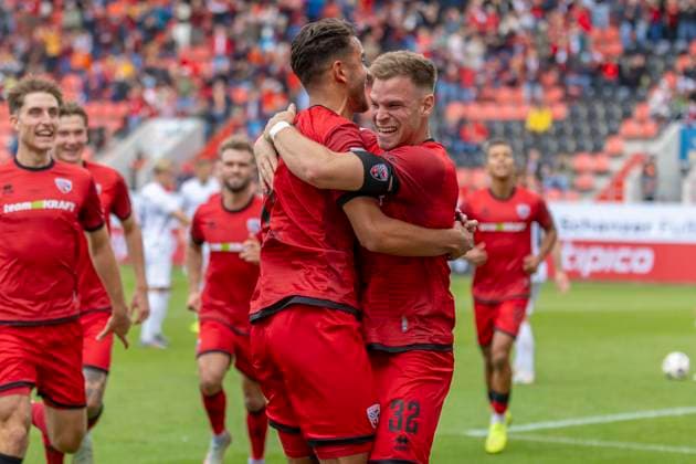 Ingolstadt, Deutschland 04. Oktober 2025: 3. Liga - 2025 2026 - FC Ingolstadt 04 vs. SSV Ulm Im Bild: v. re. Torschütze Simon Lorenz (FCI) jubelt nach seinem Tor zum 2:1 mit seinen Mannschaftskollegen, DFB regulations prohibit any use of photographs as image sequences and or quasi-video Audi Sportpark Bayern Copyright: xFotostandx xSchäferx