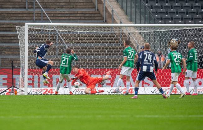 Fussball, Herren, Saison 2025 2026, 2. Bundesliga (8. Spieltag), Hertha BSC - SC Preußen Münster, v.l. Sebastian Grönning (Hertha BSC) erzielt das Tor zum 1:0 gegen Rico Preißinger (Münster) und Torhüter Johannes Schenk (Münster), 04.10. 2025, Copyright: xSebastianxRäppold MatthiasxKochx