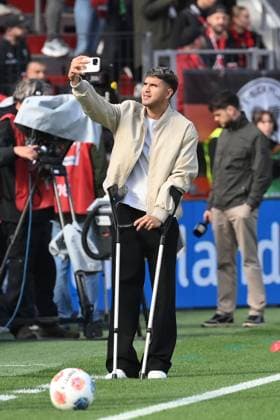 Der verletzte Exequiel Palacios (Bayer 04 Leverkusen) macht ein Selfie 04.10.2025, Fussball 1. Bundesliga, Saison 2025 2026, 6. Spieltag, Bayer 04 Leverkusen - Union Berlin 2:0 DFL regulations prohibit any use of photographs as image sequences and or quasi-video Leverkusen BayArena Nordrhein Westfalen Deutschland