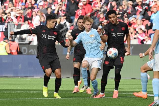 Malik Tillman (Bayer 04 Leverkusen), Andras Schäfer (Union Berlin), Equi Fernandez (Bayer 04 Leverkusen), Equi Fernandez, v.re. 04.10.2025, Fussball 1. Bundesliga, Saison 2025 2026, 6. Spieltag, Bayer 04 Leverkusen - Union Berlin 2:0 DFL regulations prohibit any use of photographs as image sequences and or quasi-video Leverkusen BayArena Nordrhein Westfalen Deutschland