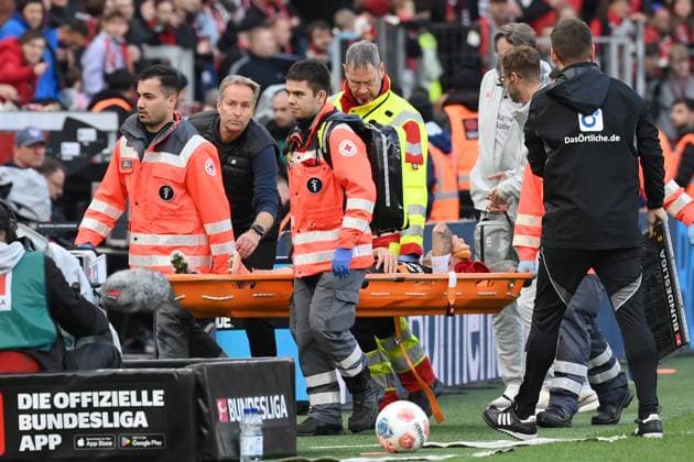 Alejandro Grimaldo (Bayer 04 Leverkusen) wird verletzt vom Feld getragen, 2. v.li., Trainer Kasper Hjulmand (Bayer 04 Leverkusen) 04.10.2025, Fussball 1. Bundesliga, Saison 2025 2026, 6. Spieltag, Bayer 04 Leverkusen - Union Berlin 2:0 DFL regulations prohibit any use of photographs as image sequences and or quasi-video Leverkusen BayArena Nordrhein Westfalen Deutschland
